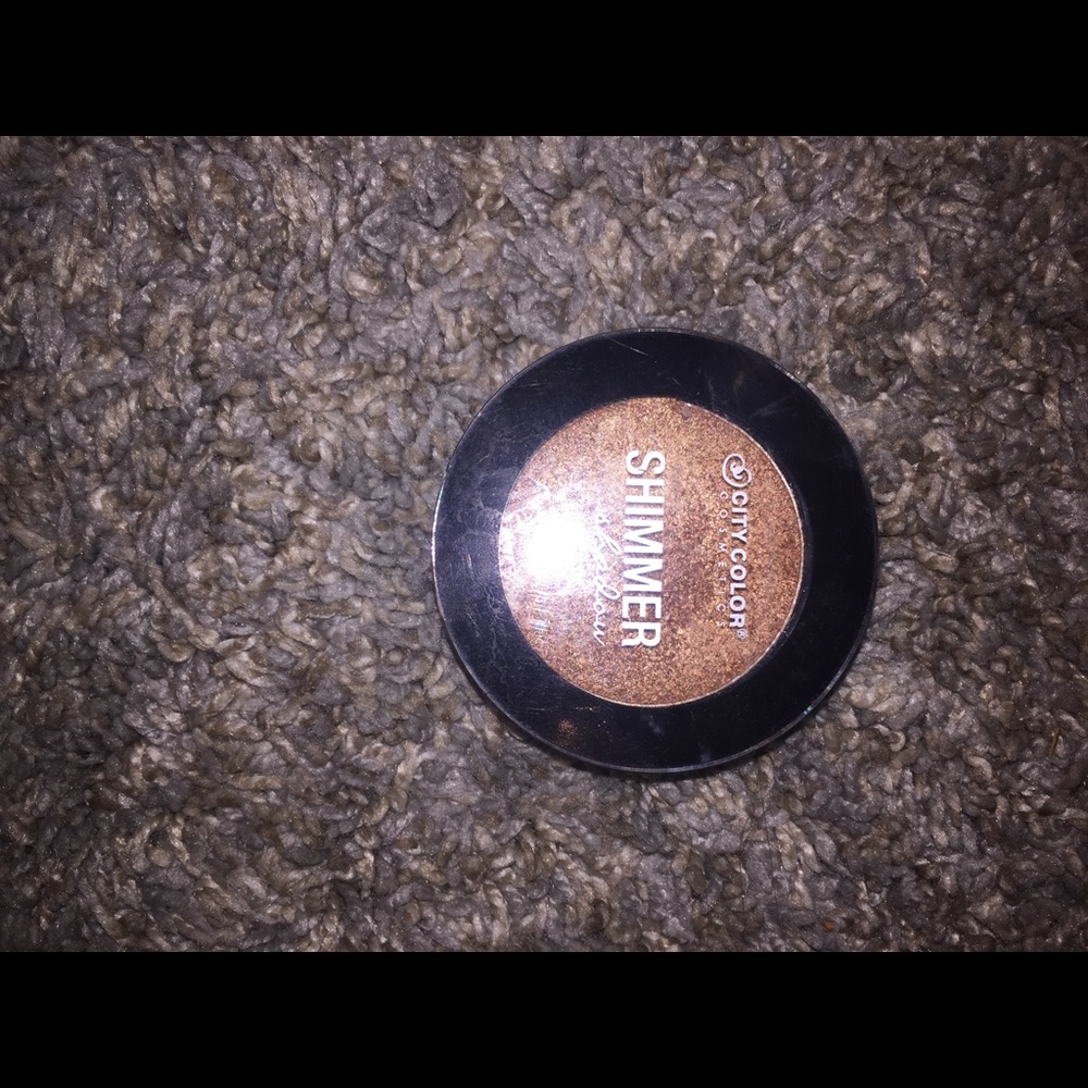 Shimmery gold eyeshadow 💫💫